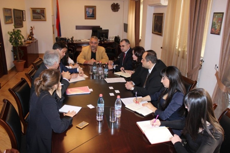 Armenia’s Justice Minister discusses prevention of tuberculosis with Michel Kazatchkine