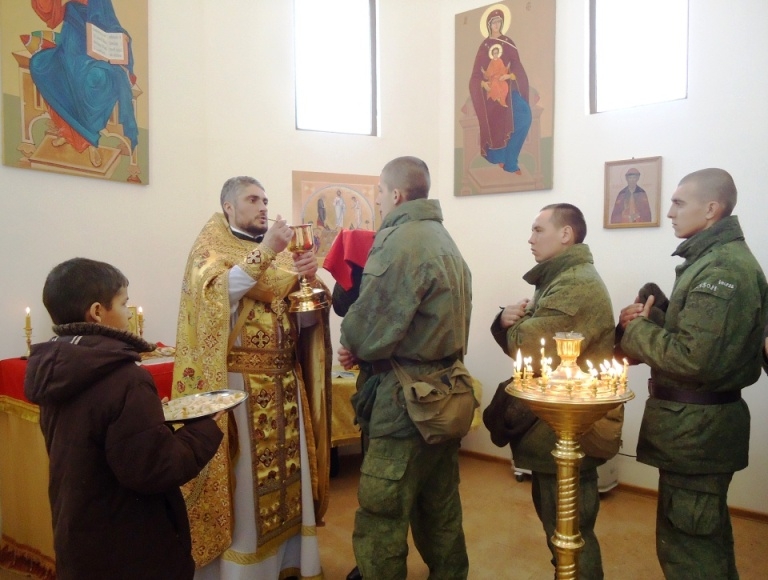 Հայաստանի ռուսական ռազմակայանի 100-ից ավելի զինծառայողներ են մկրտվել 
դաշտային եկեղեցում 