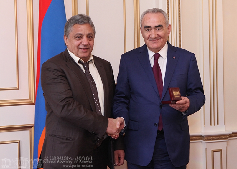 Armenian parliamentary speaker awards legendary football player Khoren Hovhannisyan