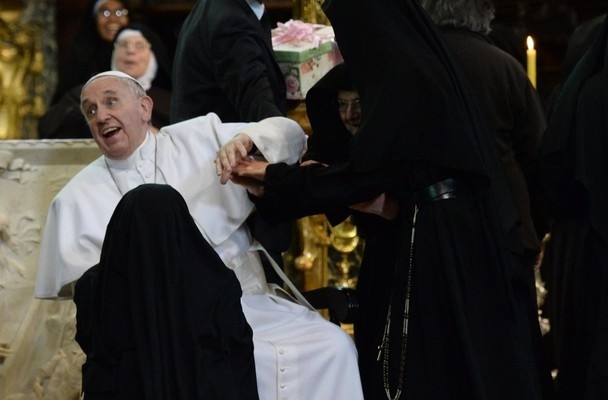 На Папу Франциска напали монахини