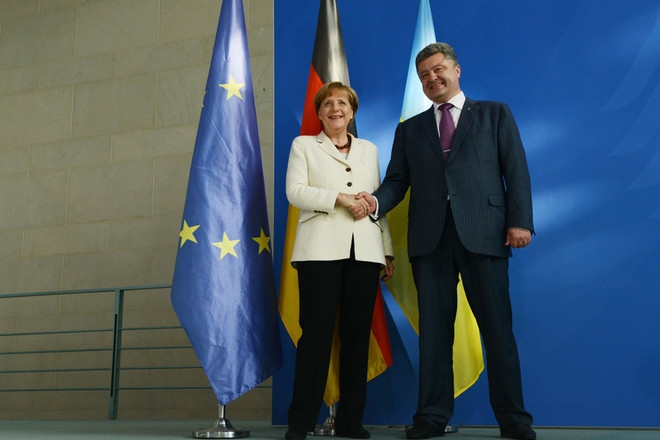 Порошенко и Меркель поддержали обсуждение ввода миротворцев на Украину