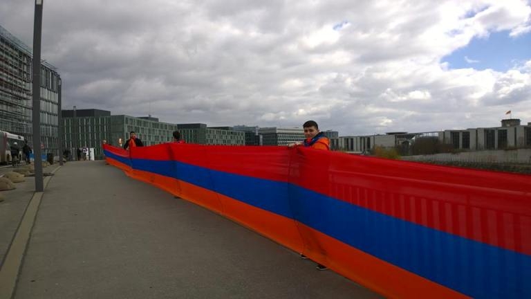 100-метровый армянский триколор развевается напротив   Бундестага