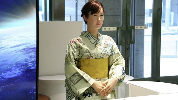 Приближенный к облику человека робот-женщина представлен в Токио