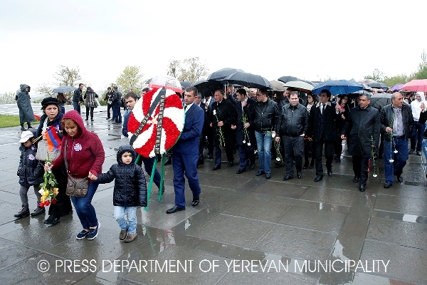 Сотрудники мэрии Еревана почтили память жертв Геноцида армян