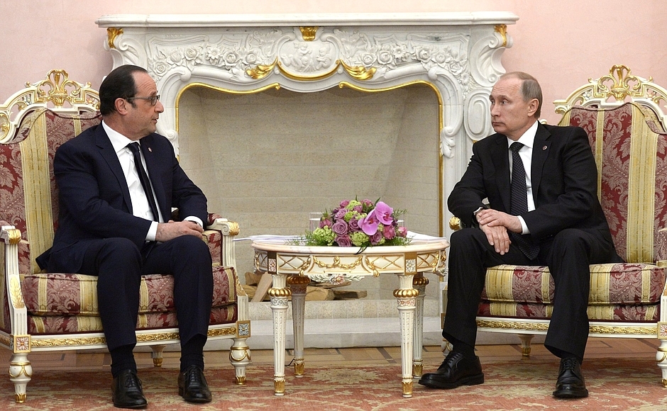 Putin and Hollande discuss urgent global issues in Yerevan
