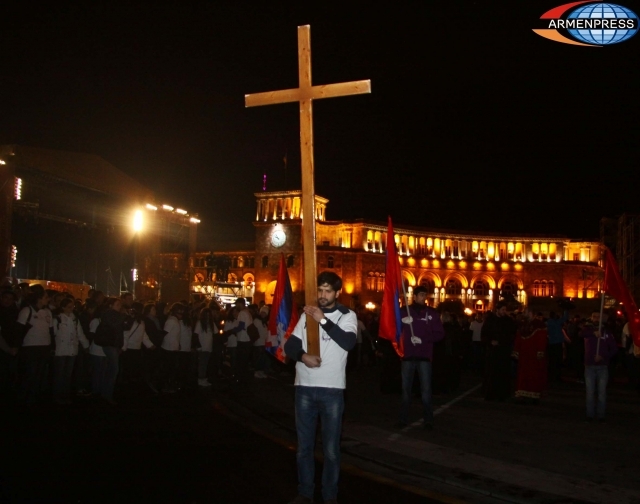 Torch-lit march for commemoration of Armenian Genocide victims kicks off from Republic 
Square
