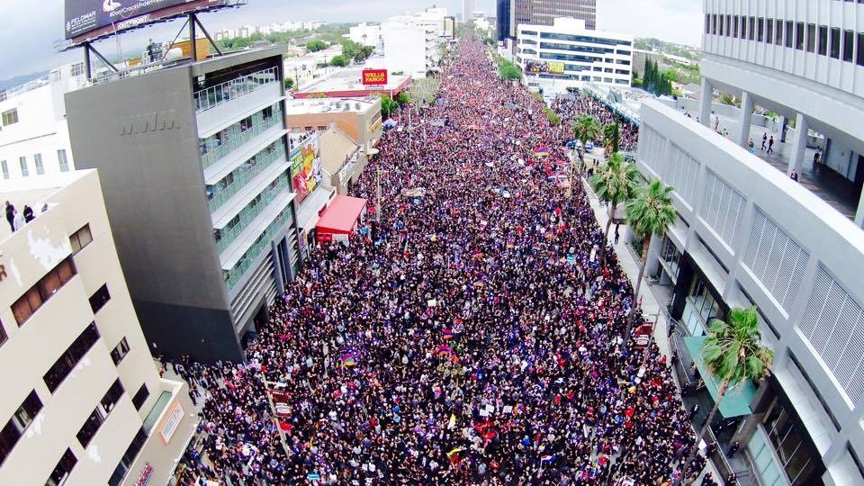 В ознаменование 100-летия Геноцида армян в Лос-Анджелесе состоялось «Шествие  
справедливости» с участием 130,000 человек