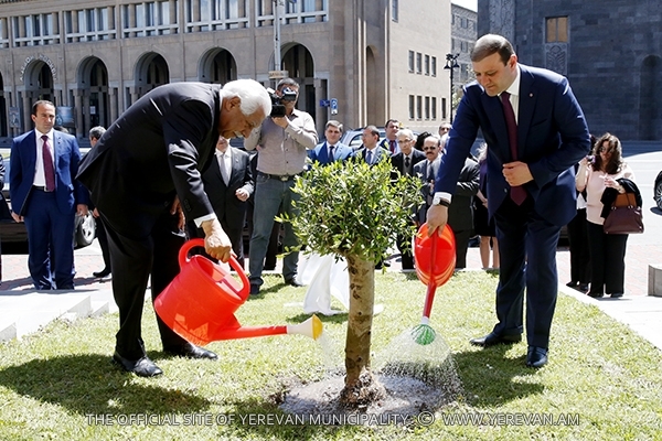 Երևանի ու Ամմանի քաղաքապետերը մայրաքաղաքում 140-ամյա ձիթենի են տնկել