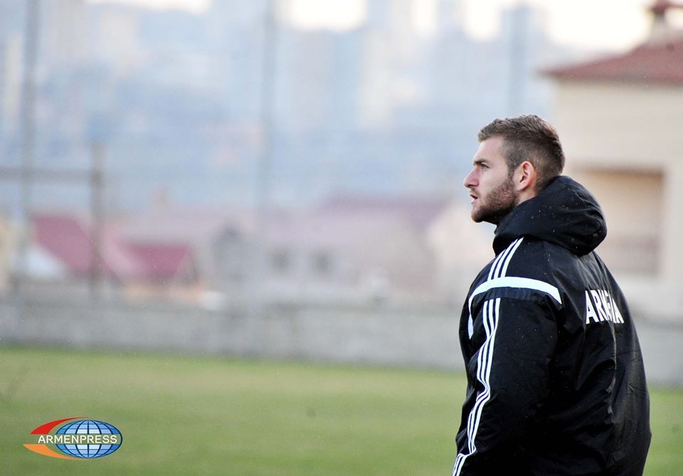 The Olympique de Marseilles football team offers a professional services contract to 
defender Gaël Andonian