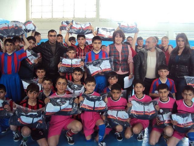 Armenia’s sports-school students get athletic outfit with support of Devejian family