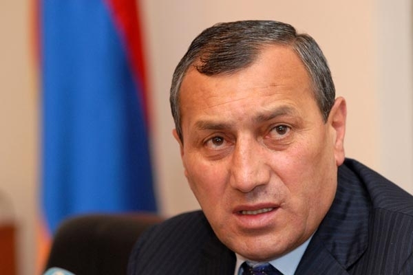 В Следственном управлении Армении возбуждено уголовное дело в связи с 
покушением на жизнь губернатора Сюникской области Сурика Хачатряна