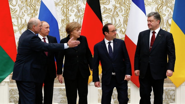 Порошенко, Меркель и Олланд согласовали шаги для реализации Минска-2