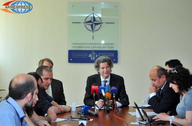 НАТО благодарен Армении за участие в миротворческих миссиях
