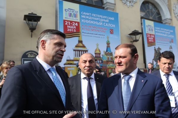 Мэр Еревана посетил Международный книжный салон Санкт Петербурга