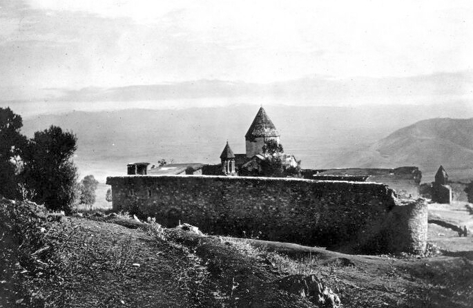 Армянский монастырь Апостолов в Муше превратился в нору для кротов
