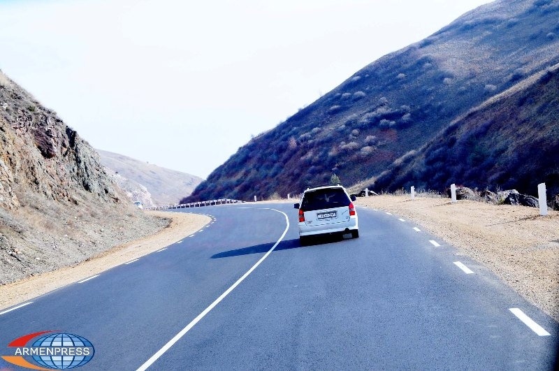 На дороге Ереван-Мегри произошел обвал