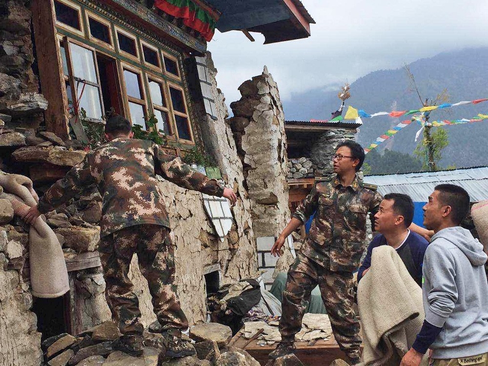 В Непале начата эвакуация жителей горных сел, отрезанных от внешнего мира 
землетрясением
