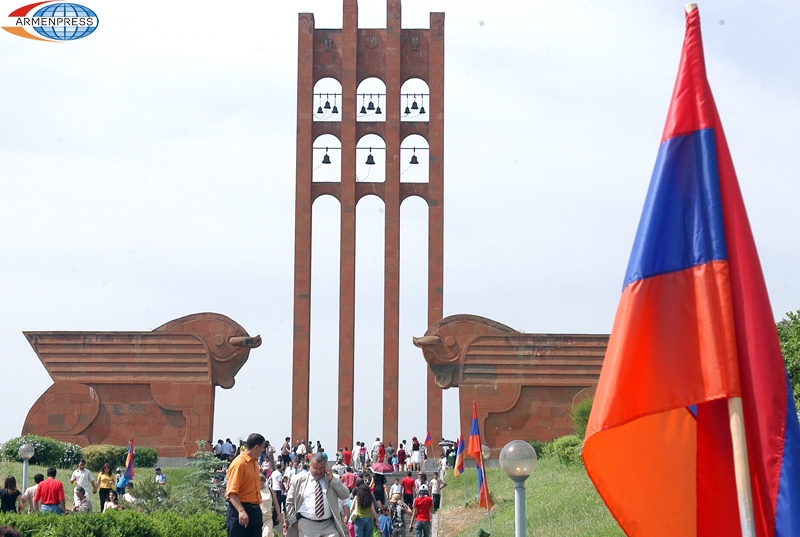 Армянский народ празднует день Республики