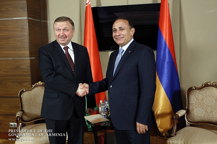 Armenian and Belarusian PMs discuss economic cooperation