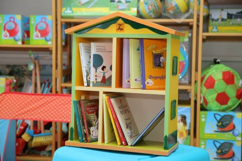 «Летнее чтение»: школьники могут платить за одну книгу и прочитать все книги 
«домика-книжного шкафа»

