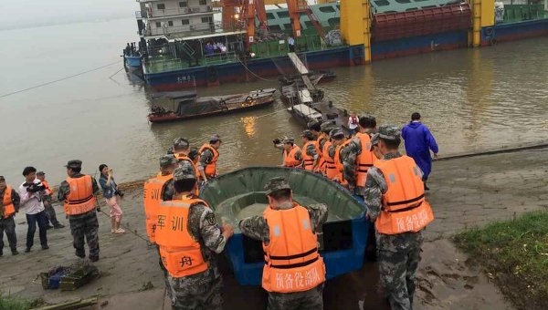 Спасатели ставят сети вокруг затонувшего в КНР судна