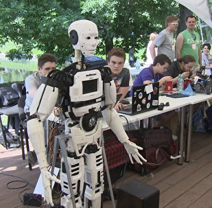 Напечатанный на 3D-принтере робот-гуманоид прочитал стихи в Москве