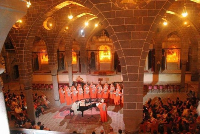Armenian chants performed in Diyarbakır Church of St. Giragos