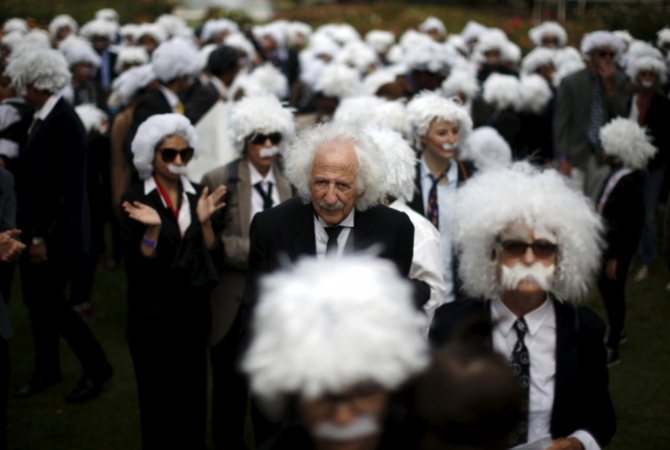 Over 300 Albert Einstein lookalikes celebrate his genius