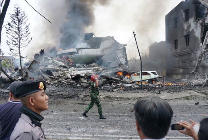 Военный самолет упал на отель в Индонезии, не менее 30 человек погибли