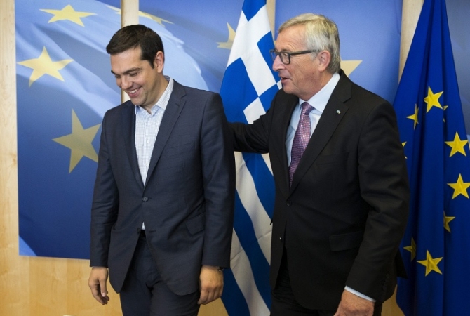 Премьер Греции и глава Еврокомиссии обсудили по телефону последнюю 
возможность соглашения