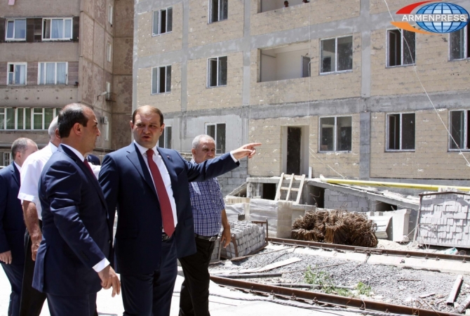 До конца года около 450 семей, проживающих в аварийных домах 4-й 
степени, будут обеспеченны новыми квартирами: мэр Еревана