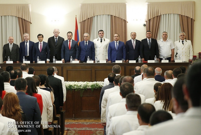 Премьер-министр Армении наградил Геворга Костаняна именным оружием