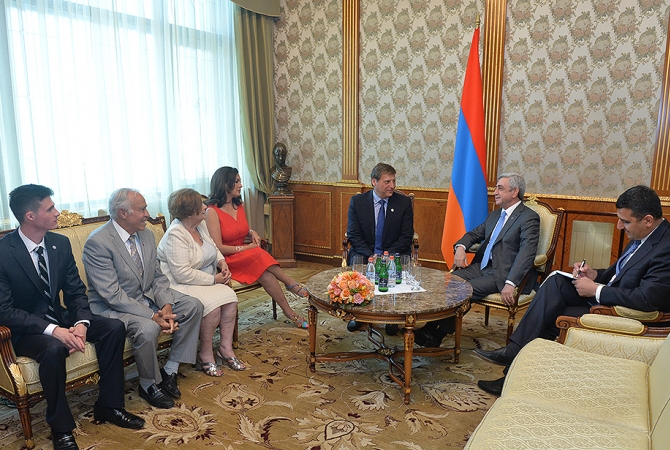 Президент Саргсян принял членов семьи американских благодетелей 
Наджарянов