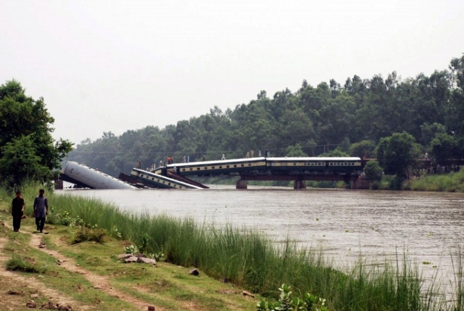 СМИ: в пакистанской провинции Пенджаб пассажирский поезд упал в реку