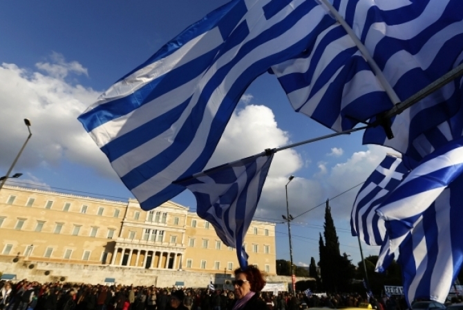 Опрос: большинство греков поддерживают уступки кредиторам