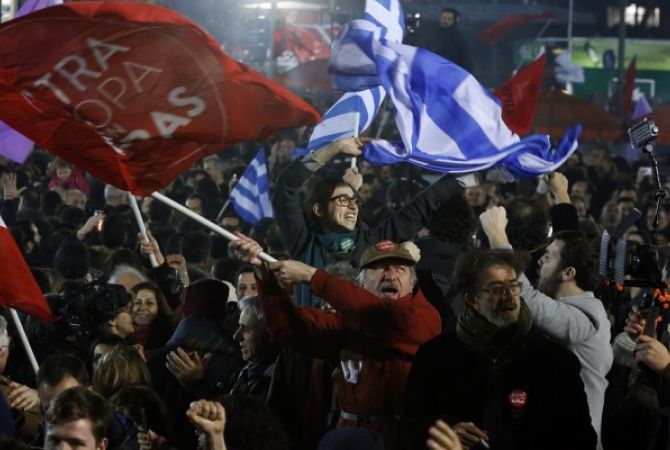 Опрос: продолжения членства Греции в еврозоне желают 74% греков