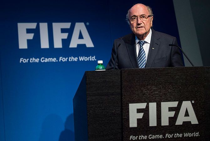 Блаттер обвинил экс-президентов Франции и Германии во вмешательстве в дела ФИФА
