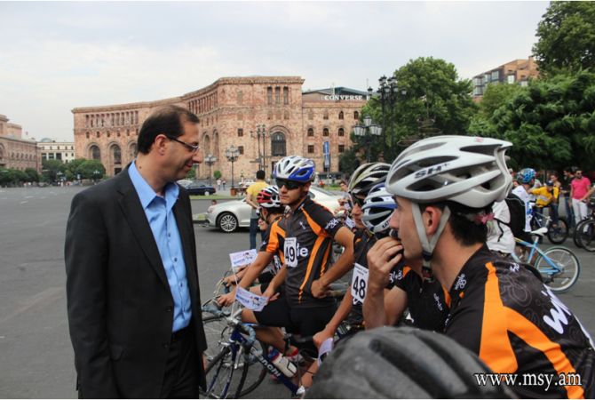 Министр Казарян посетил сборную Армении по велосипедному спорту