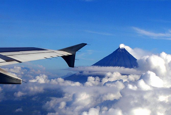  
В Индонезии закрыты пять крупных аэропортов из-за активизации вулкана на острове 
Ява
 