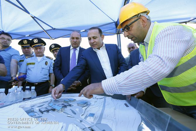 Премьер-министр РА  Овик  Абрамян ознакомился с ходом модернизации КПП 
«Баграташен»