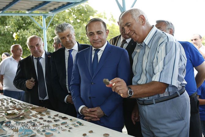 Armenian PM familiarizes himself with Aghtsk historical sites excavation processes