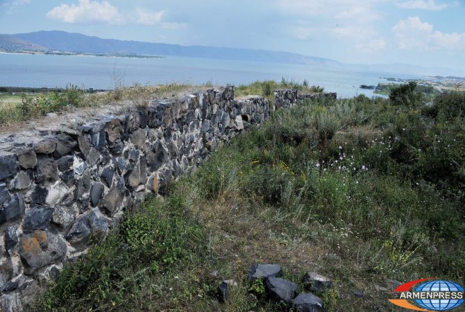 Работы  по укреплению и реконструкции крепости-поселения Лчашен  будут 
продолжены