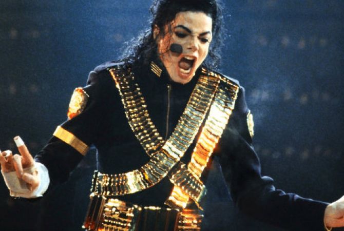 Перчатка Майкла Джексона продана почти за $65 тысяч на аукционе в США
