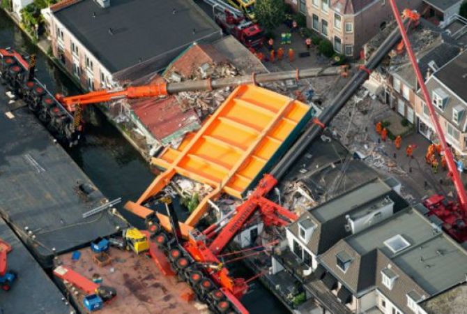
В Нидерландах два строительных крана обрушились на дома

