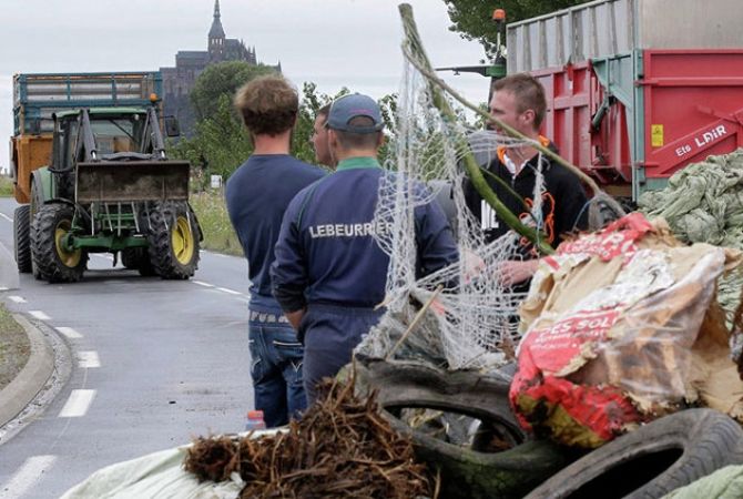 Во Франции протестующие фермеры начали отбирать у дальнобойщиков импортное 
мясо