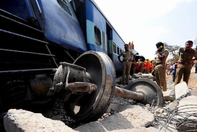 Не менее 32 человек погибли, свыше 40 ранены при сходе с рельсов поездов в Индии