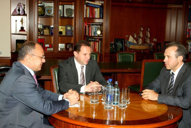 Armenia Defense Minister receives Belarus Ambassador on completion of his diplomatic duties in 
our country