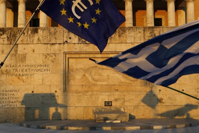  СМИ: потребности Греции в финансовой помощи выросли примерно до €92 млрд 