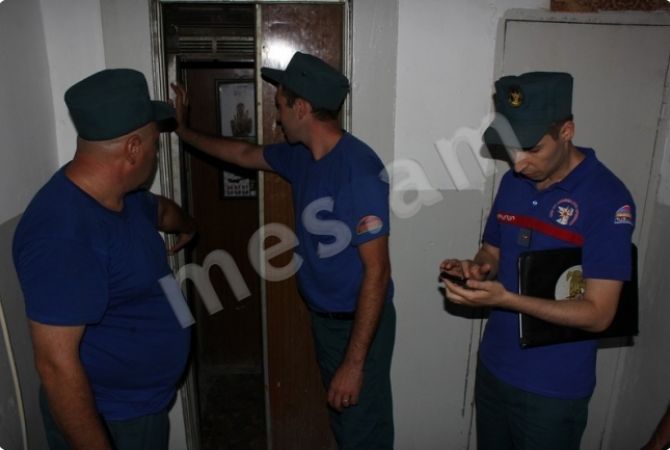 В одном из зданий на улице Аргишти в Ереване в лифте застрял гражданин