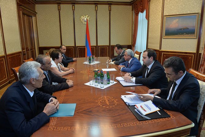 Serzh Sargsyan meets with representatives of reorganized Social Democrat Hunchakian Party  